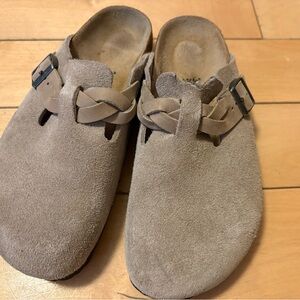 Birkenstock. Good condition. Please note rip on top of one shoe.